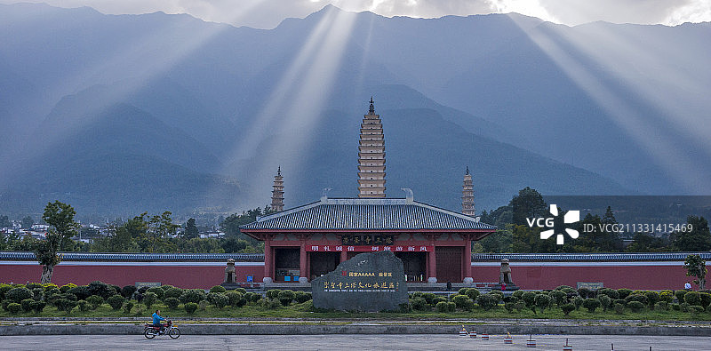佛光夏的大理三塔图片素材