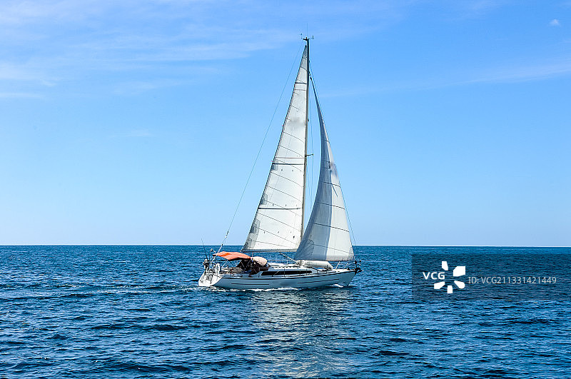 大海中的一只帆船Sailing boat in ocean图片素材