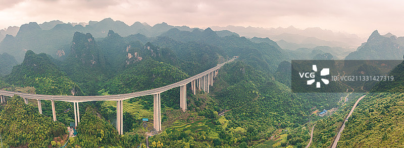 中国最美公路广西合那高速图片素材