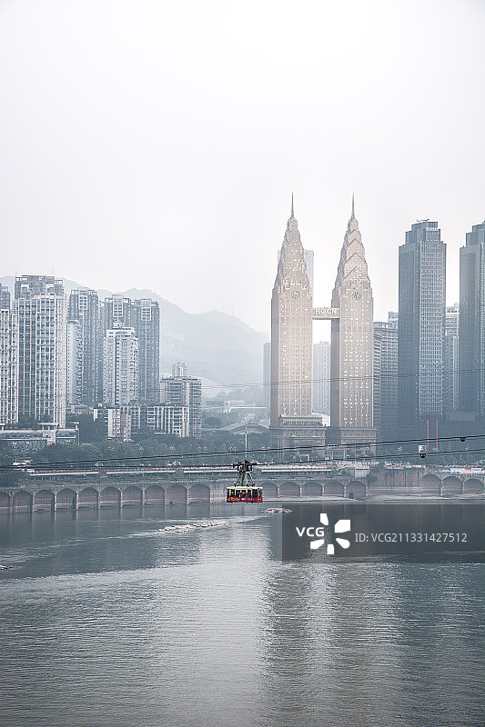 重庆长江过江索道与双子塔建筑城市风光图片素材