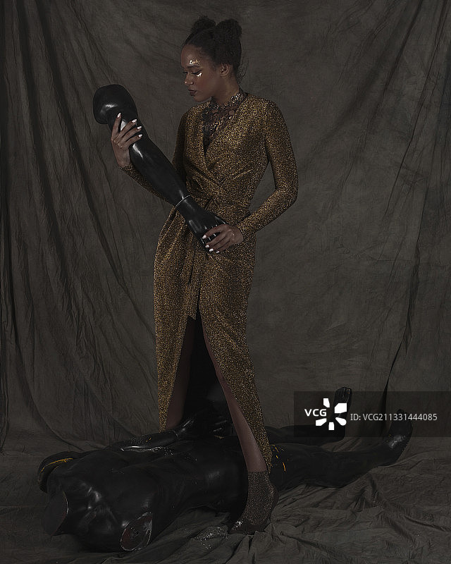 黑暗背景下的美丽女人肖像图片素材