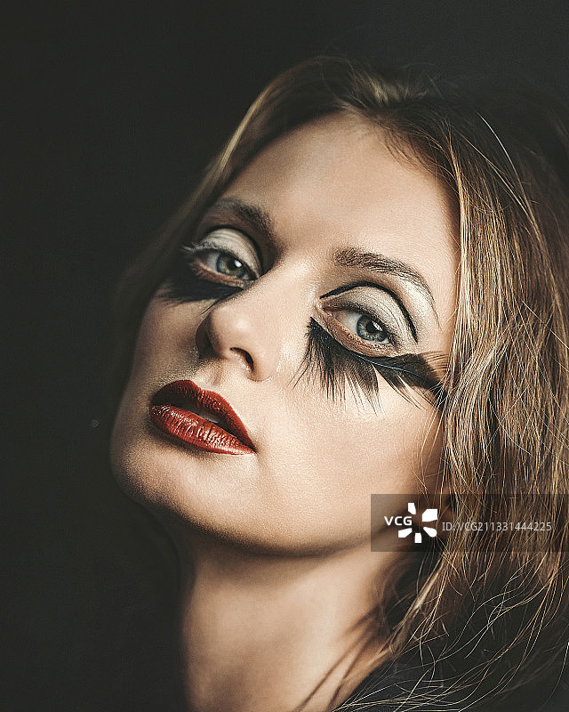 黑色背景下的化妆年轻女子特写，泰国帕岸岛图片素材