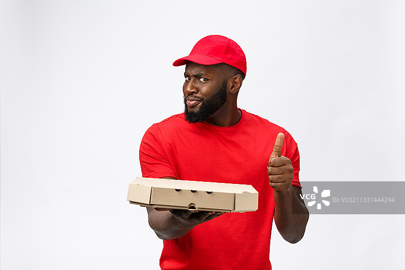 拿着包裹的年轻男人，白色背景图片素材