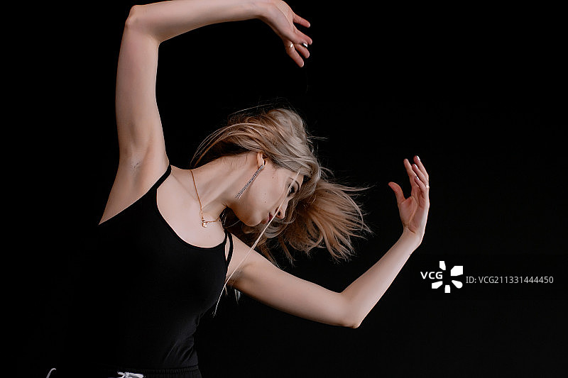 在黑色背景的乌克兰工作室里的女舞者图片素材