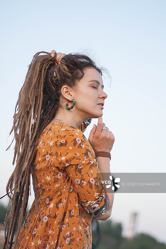 在乌克兰仰望天空的年轻女人图片素材