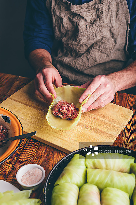 男人烹饪白菜肉卷图片素材