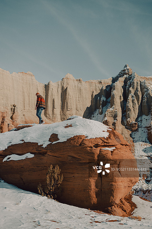 男子站在美国科达克罗姆盆地州立公园的岩层上图片素材