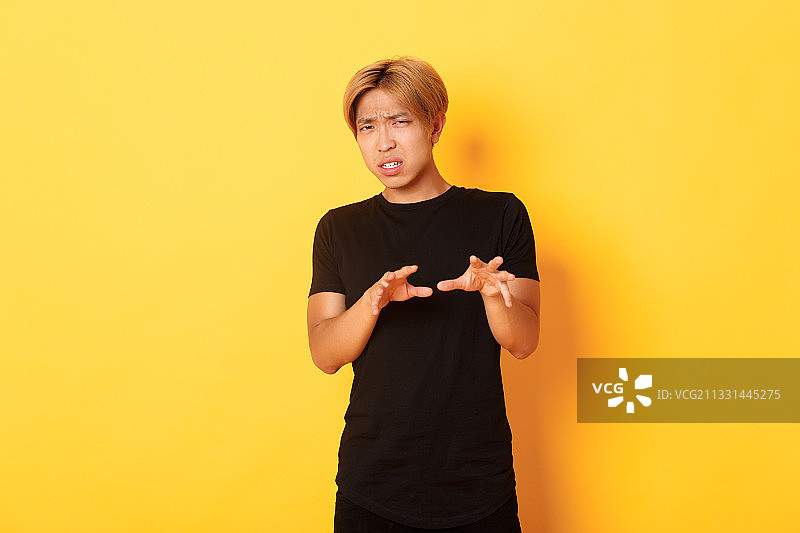 黄色背景下的手势女人肖像图片素材