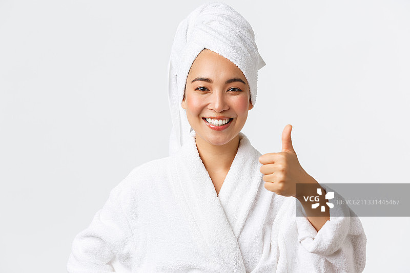 个人护理、女性美容、沐浴概念——满意快乐图片素材