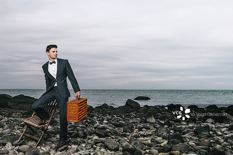 商人在美国康涅狄格州米尔福德海滩的椅子上放松图片素材