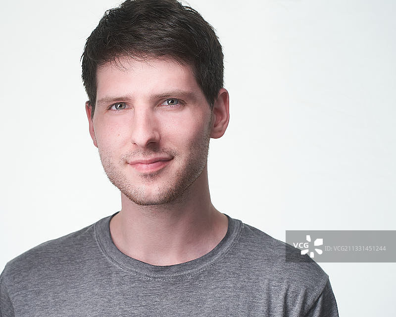 年轻男子肖像，白色背景，美国宾夕法尼亚州费城图片素材