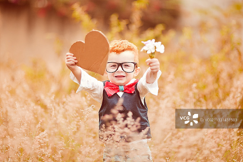 手捧鲜花的男孩，加拿大不列颠哥伦比亚省维多利亚图片素材