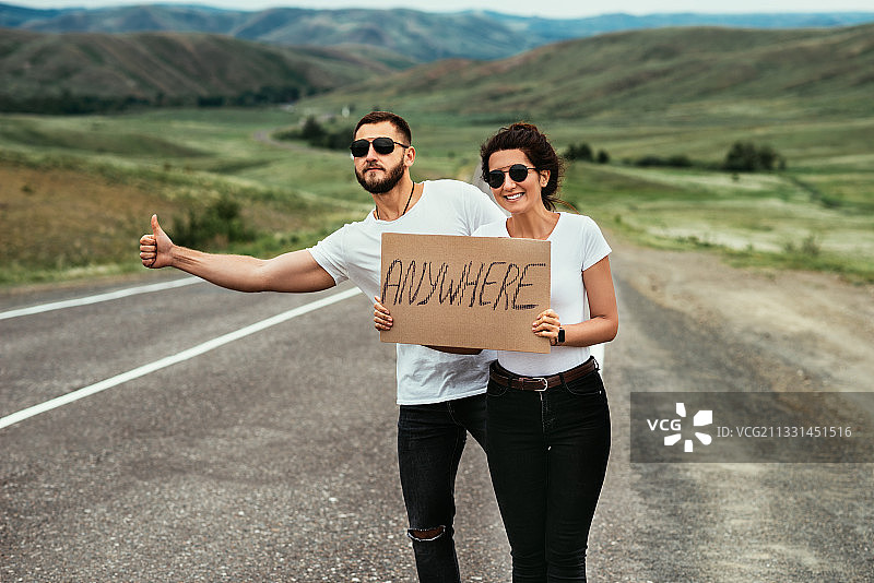 情侣在路上搭便车图片素材