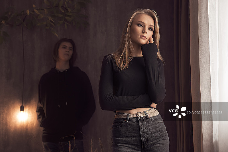 站在墙边的年轻女子肖像，俄罗斯图片素材