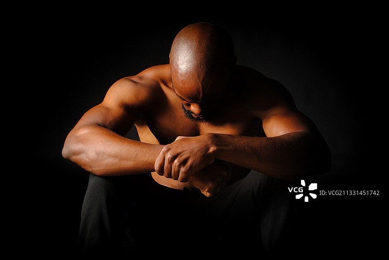 黑色背景下的半裸男人肖像图片素材
