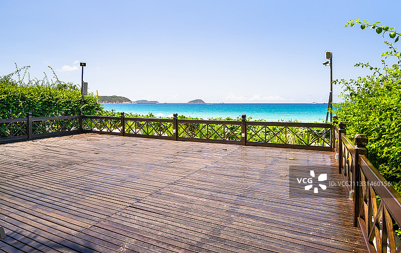 亚龙湾三亚天域度假酒店防腐木观景台海边停车场图片素材