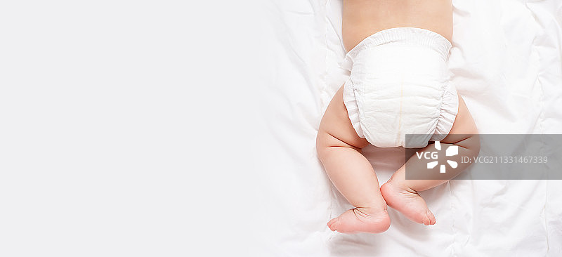 女婴在家中床上睡觉的腰部特写图片素材