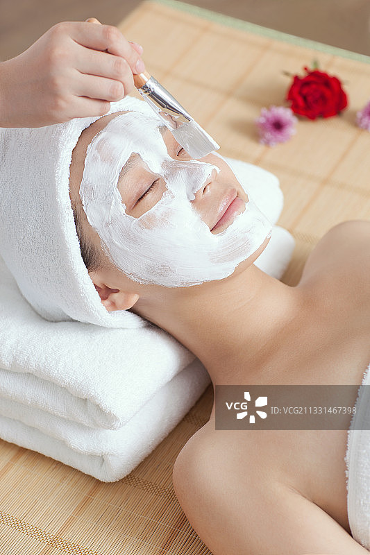 年轻女人在水疗中心敷面膜图片素材