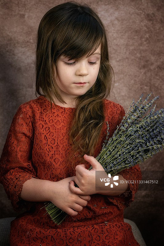 拿着一束鲜花的年轻女孩图片素材