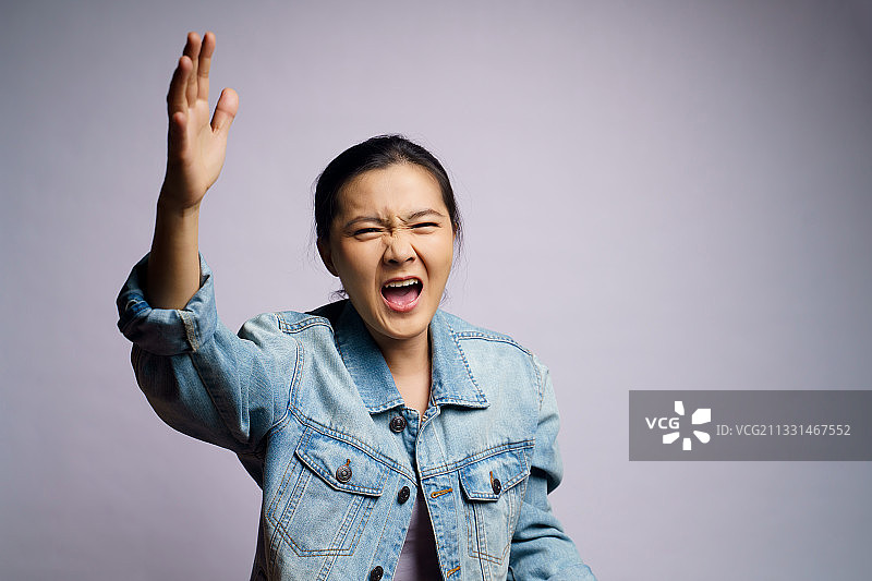 女人对着灰色背景尖叫图片素材