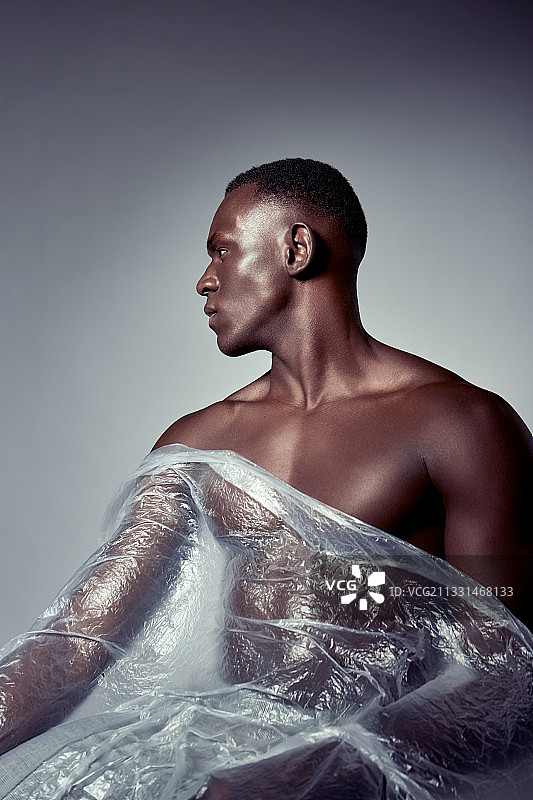 在西班牙巴利阿里群岛帕尔马，手持塑料制品的女人图片素材