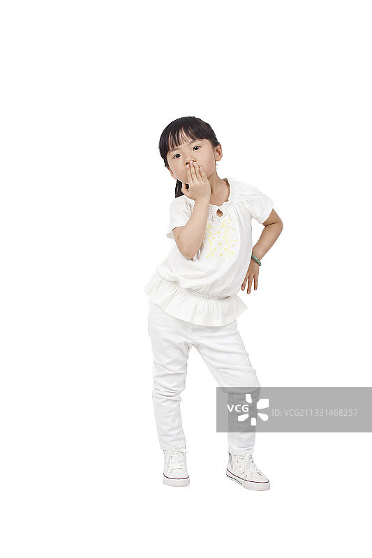 站在白色背景前的男孩图片素材