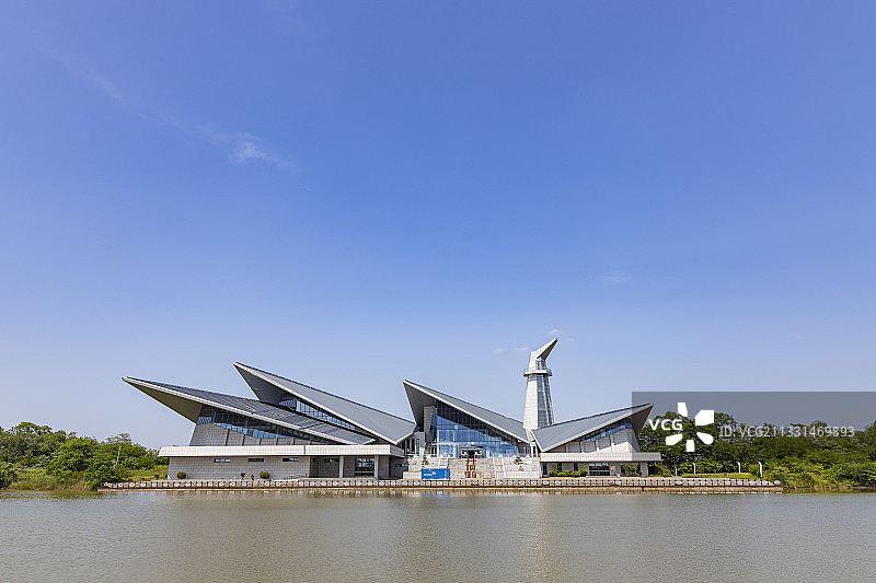 江苏盐城丹顶鹤湿地生态旅游区主题馆正面图片素材