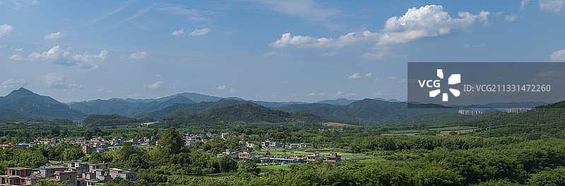 惠州市龙门县永汉镇南昆山下的新农村图片素材