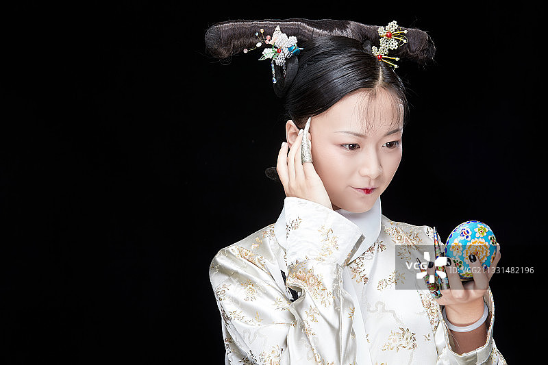 黑色背景下的清代女性古装造型清朝古装图片素材