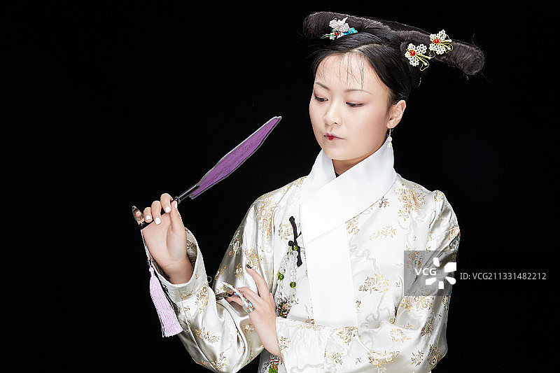 黑色背景下的清代女性古装造型清朝古装图片素材