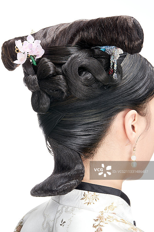 白色背景下的清代女性古装造型清朝古装图片素材