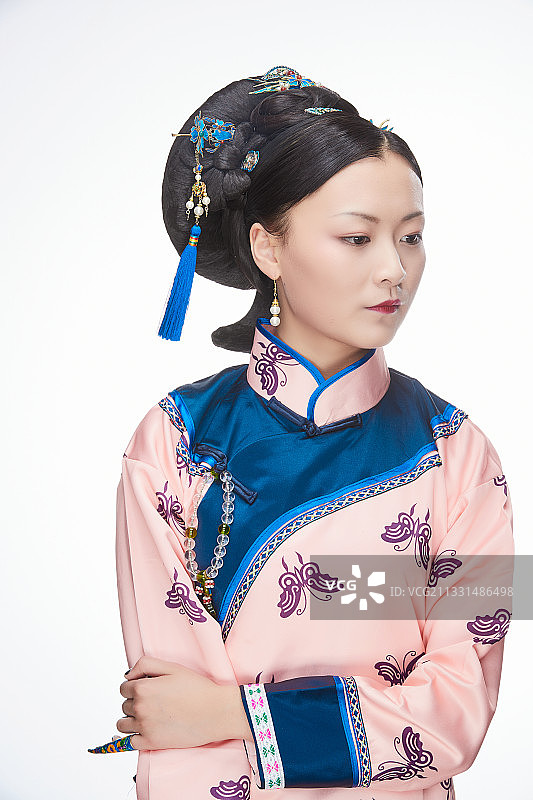 白色背景下的清代女性古装造型清朝古装图片素材