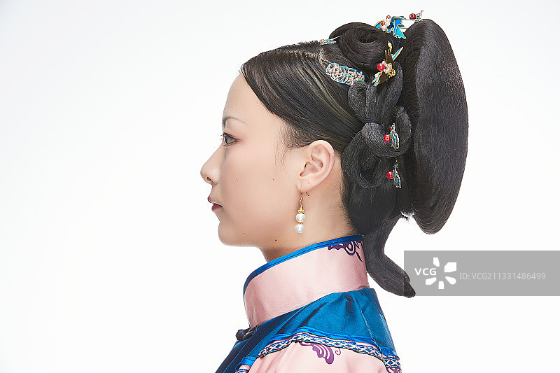 白色背景下的清代女性古装造型清朝古装图片素材