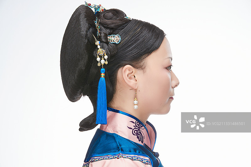 白色背景下的清代女性古装造型清朝古装图片素材