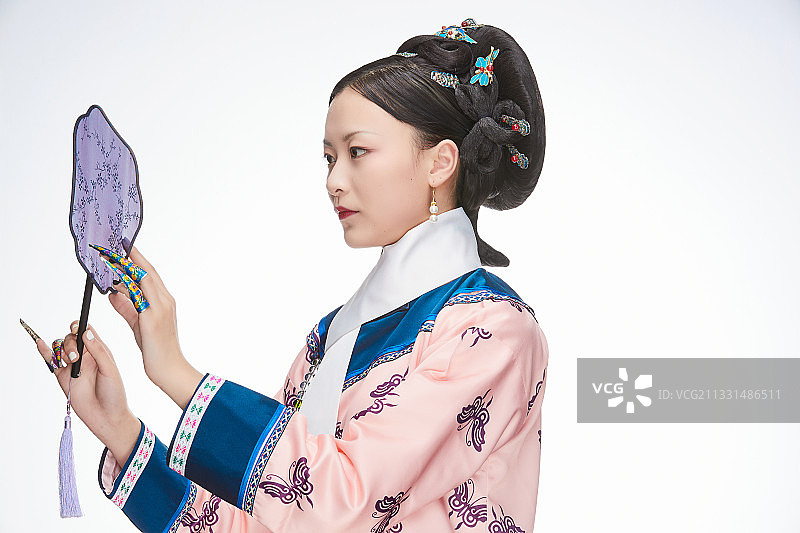 白色背景下的清代女性古装造型清朝古装图片素材