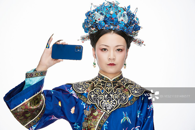 手持苹果手机的清代皇后古装造型图片素材