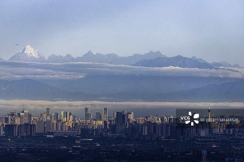 窗含雪山图片素材