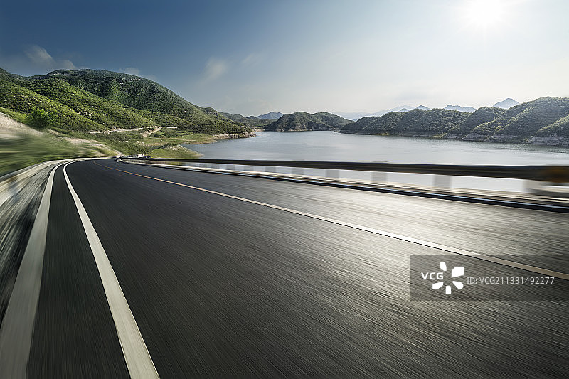 湖边山路，自然风景和公路图片素材