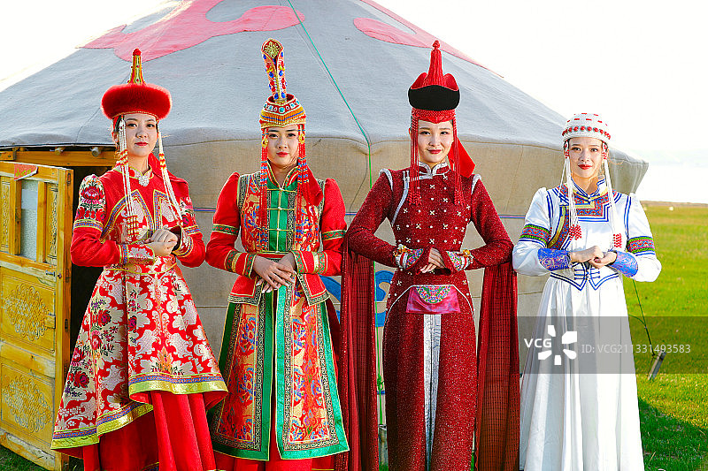 草原上穿着蒙古族传统服的少女们图片素材