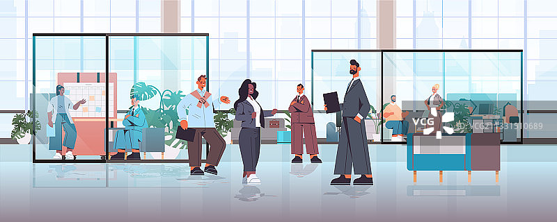 不同种族的商界人士工作交谈中图片素材