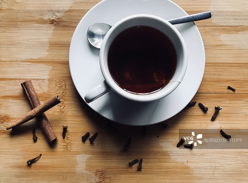 尼日利亚卡诺：桌上咖啡杯和香料俯视图图片素材