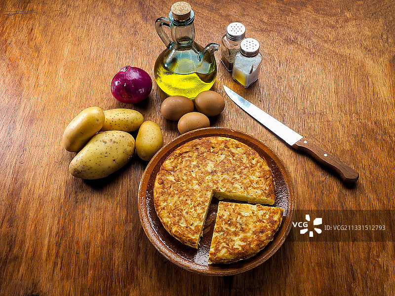 高角度的食物在盘子上的桌子图片素材