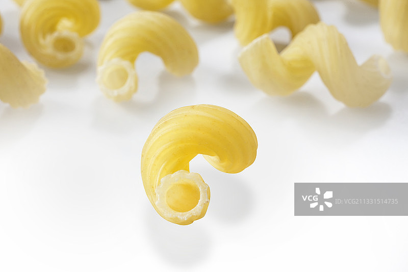 白色背景上的意大利面特写图片素材