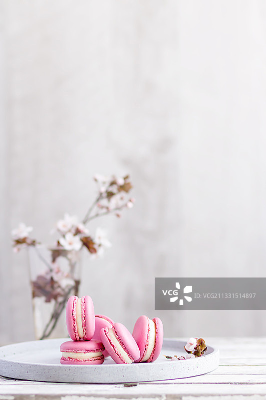 盘子里装着的甜食特写图片素材