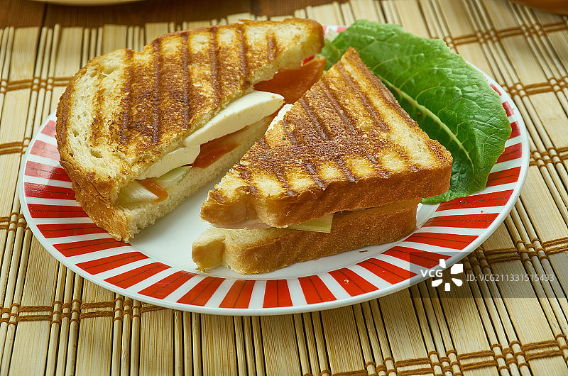 高角度的早餐服务在桌子上图片素材