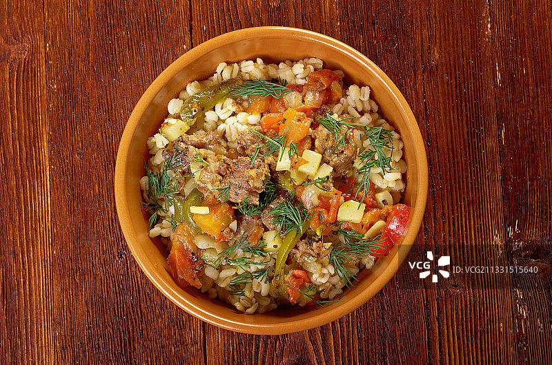 桌子上的碗里的食物的正上方图片素材