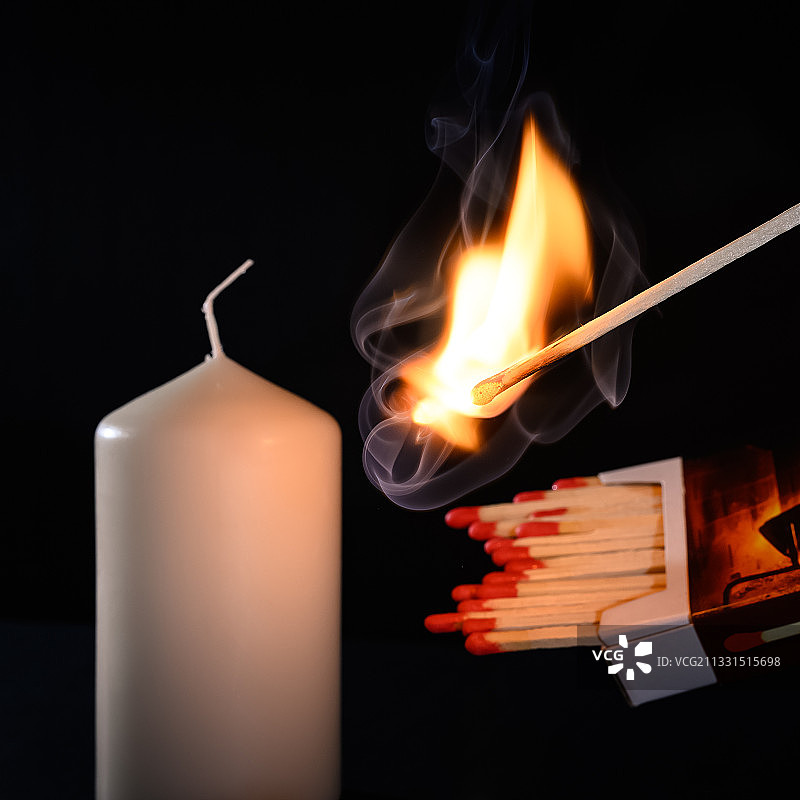黑色背景下燃烧的火柴特写图片素材