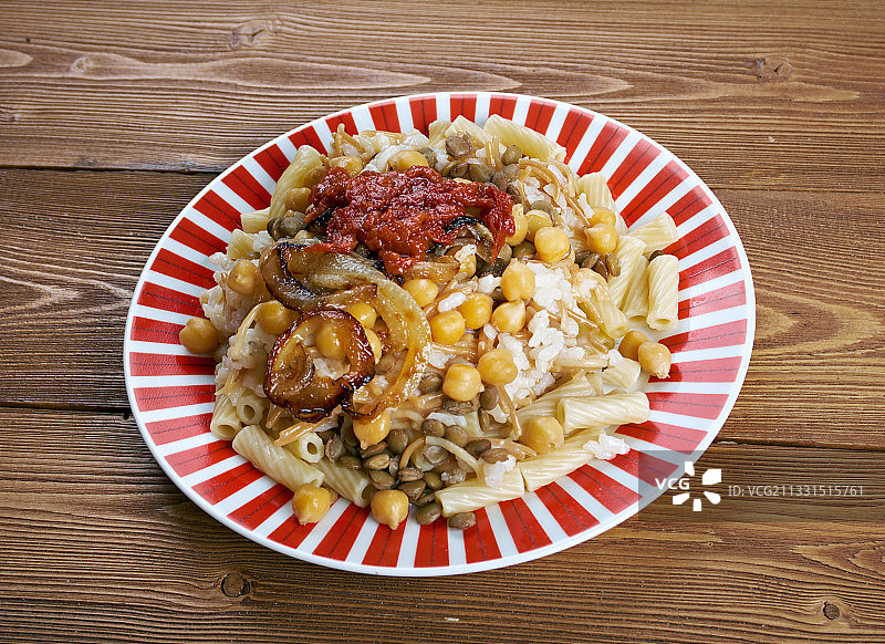 餐桌上盘子里的食物的正上方图片素材