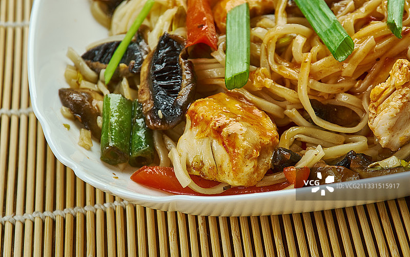 桌子上碗里的食物的特写图片素材