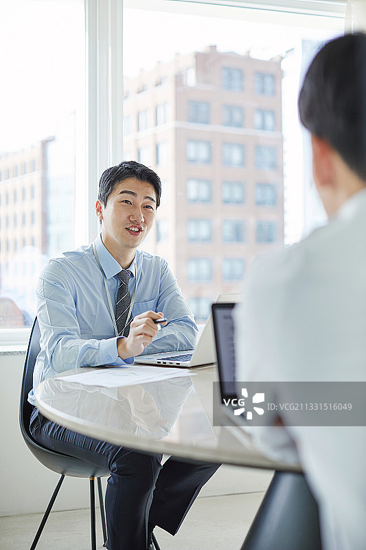 商务会议：白领在会议室开会图片素材
